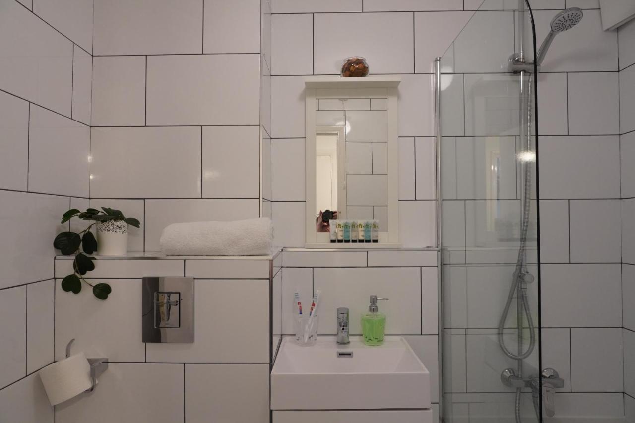 2Bedrm-4Guests-Parking-Nearstation Apartment London Bagian luar foto
