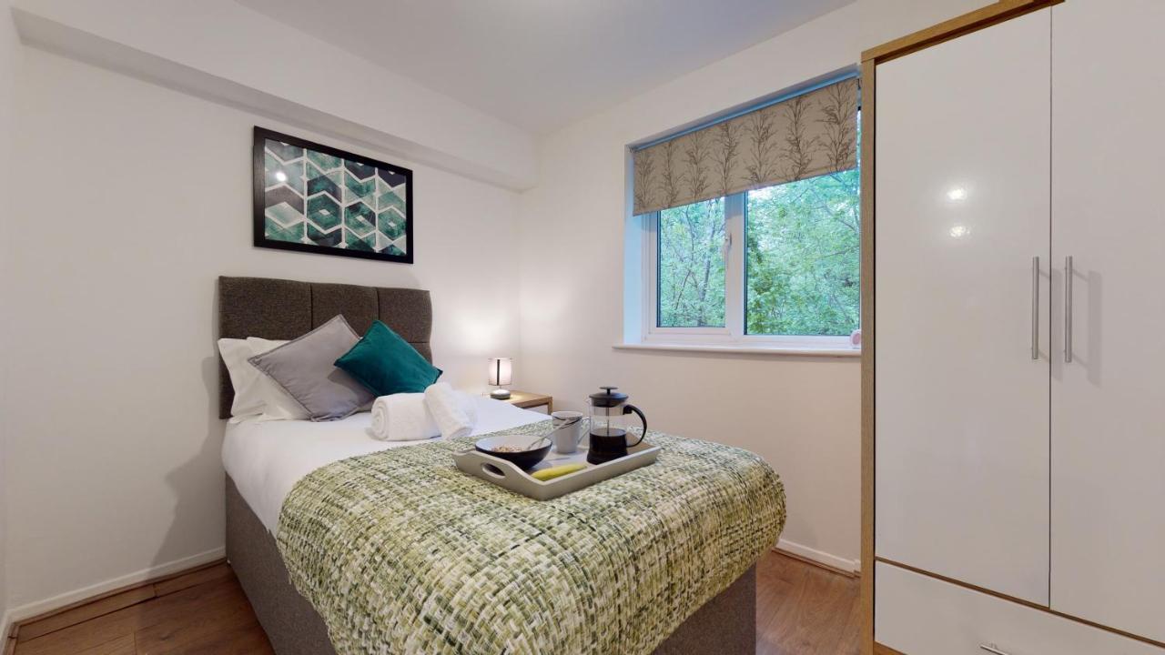2Bedrm-4Guests-Parking-Nearstation Apartment London Bagian luar foto