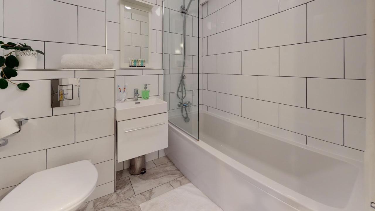 2Bedrm-4Guests-Parking-Nearstation Apartment London Bagian luar foto